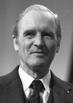 <span class="mw-page-title-main">Karl Carstens</span> German politician (1914–1992)