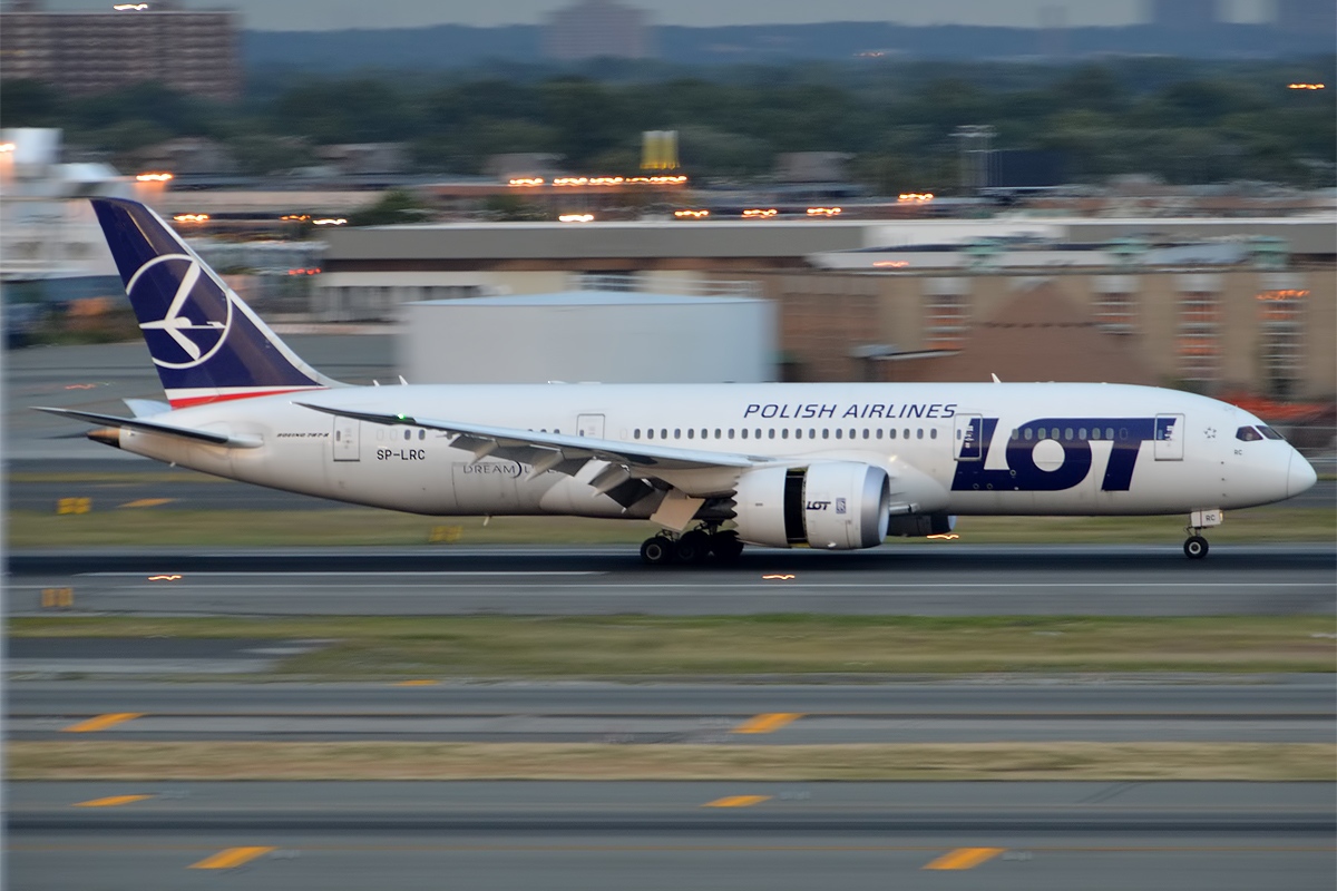 File:LOT Polish Airlines, Boeing 787-8, SP-LRF (1) (14430146015).jpg -  Wikimedia Commons