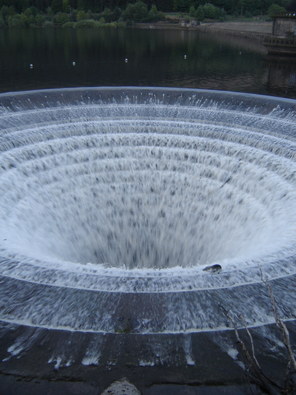 https://upload.wikimedia.org/wikipedia/commons/8/8d/Ladybower_Reservoir_Outlet_overflow.jpg