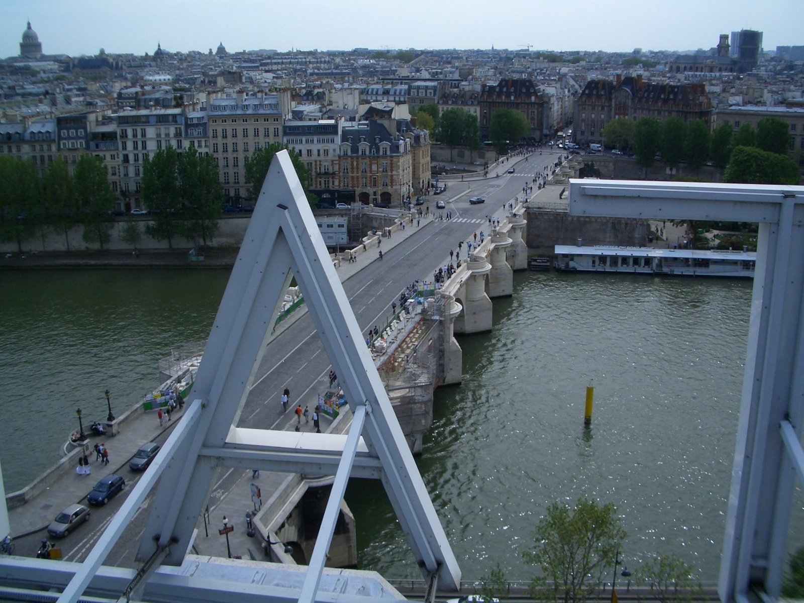 File:La Samaritaine depuis le pont Neuf.jpg - Wikimedia Commons