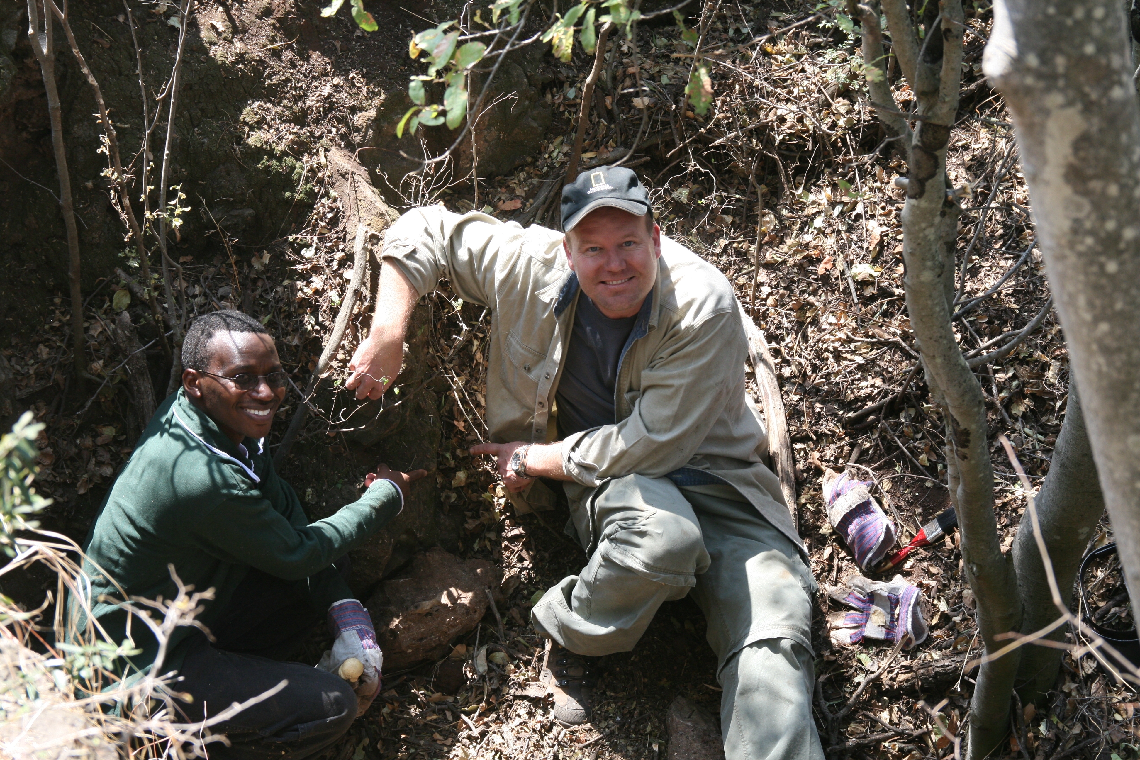 File:Lee Berger and Job Kibii at the moment of discovery of Malapa hominid   - Wikimedia Commons