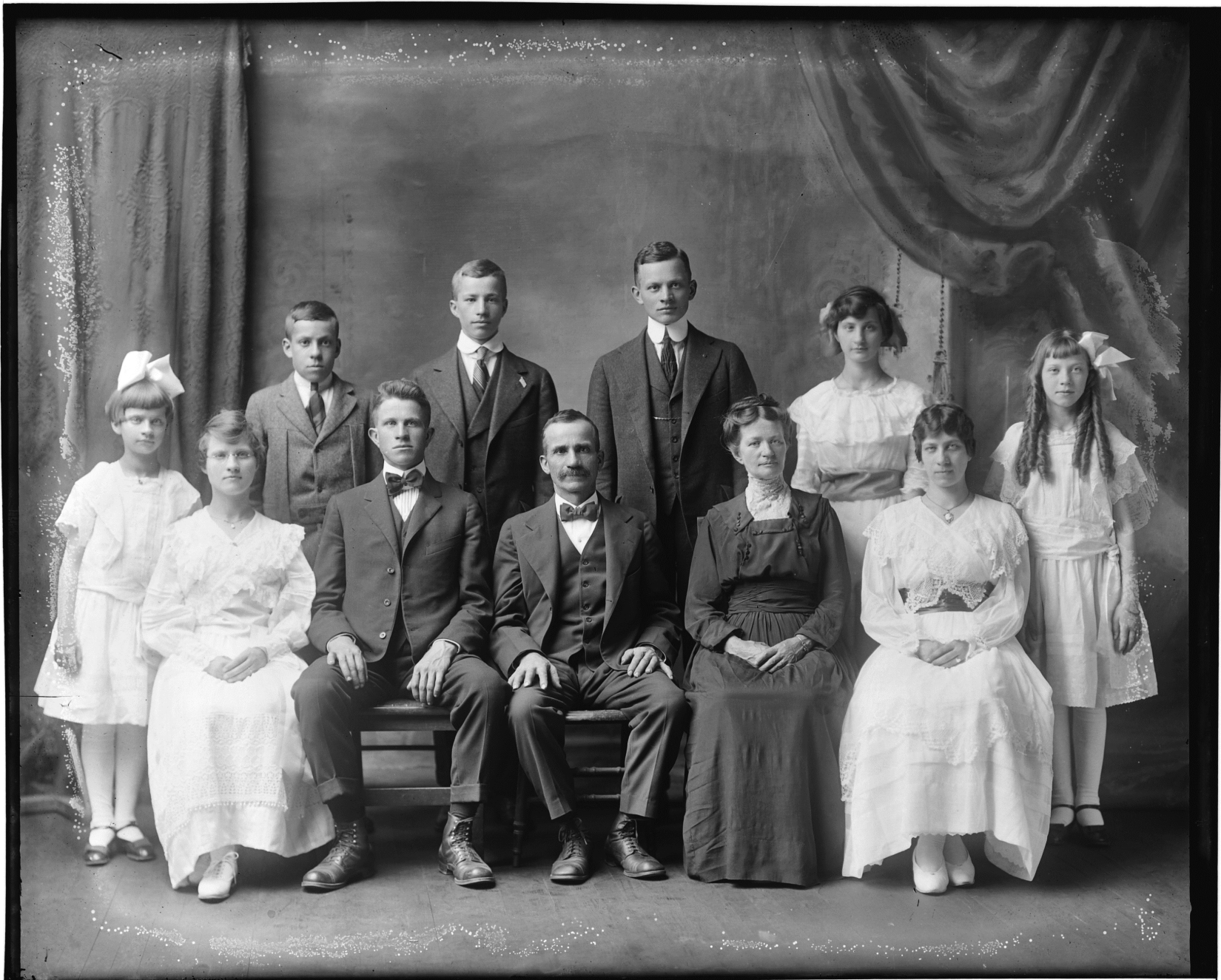 Century family. Старинные семейные портреты. Семья 20 век. Семейные фотопортреты 19 века. Семейные портреты 20 века.