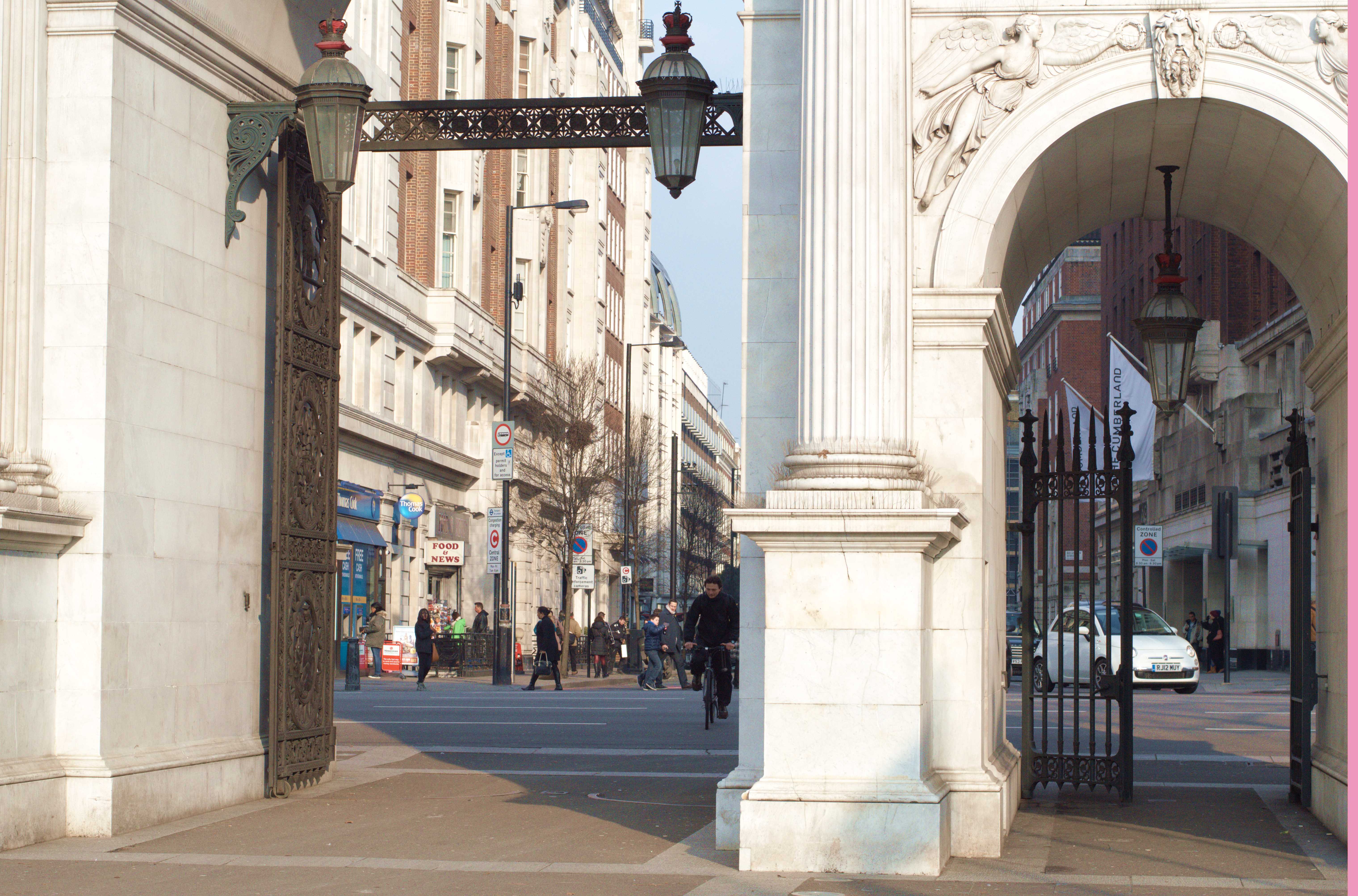 Marble arch. Станция Marble Arch Лондон. Станция Marble Arch. Марбл Арч универмаг. London tube Marble Arch.