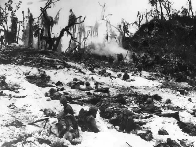 File:Marines wait in their foxholes - Peleliu.jpg