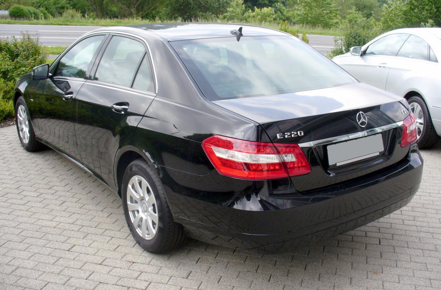 File:Mercedes-Benz W212 Basis E 220 CDI Schwarz Heck.JPG - Wikimedia Commons