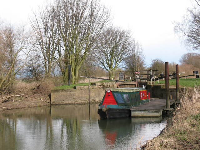 File:Narrowboat at Cottingwith Lock.jpg