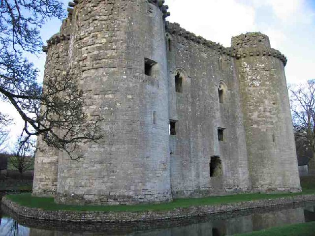 File:Nunney Castle - geograph.org.uk - 111007.jpg