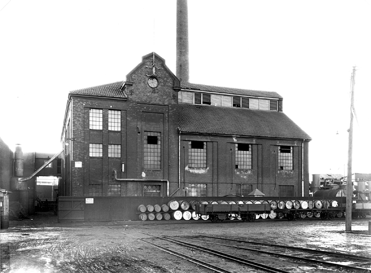 File:Oljefabrik Barlastholmen.jpg