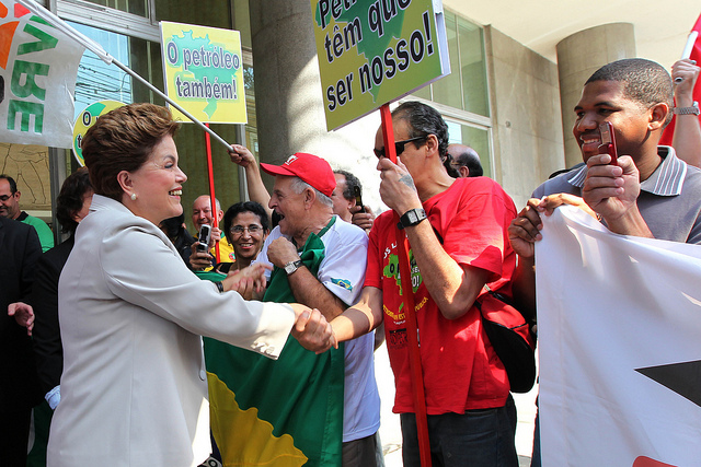 File:Rio de Janeiro- RJ - Dilma conversa com populares após entrevista à rádio (4777961432).jpg