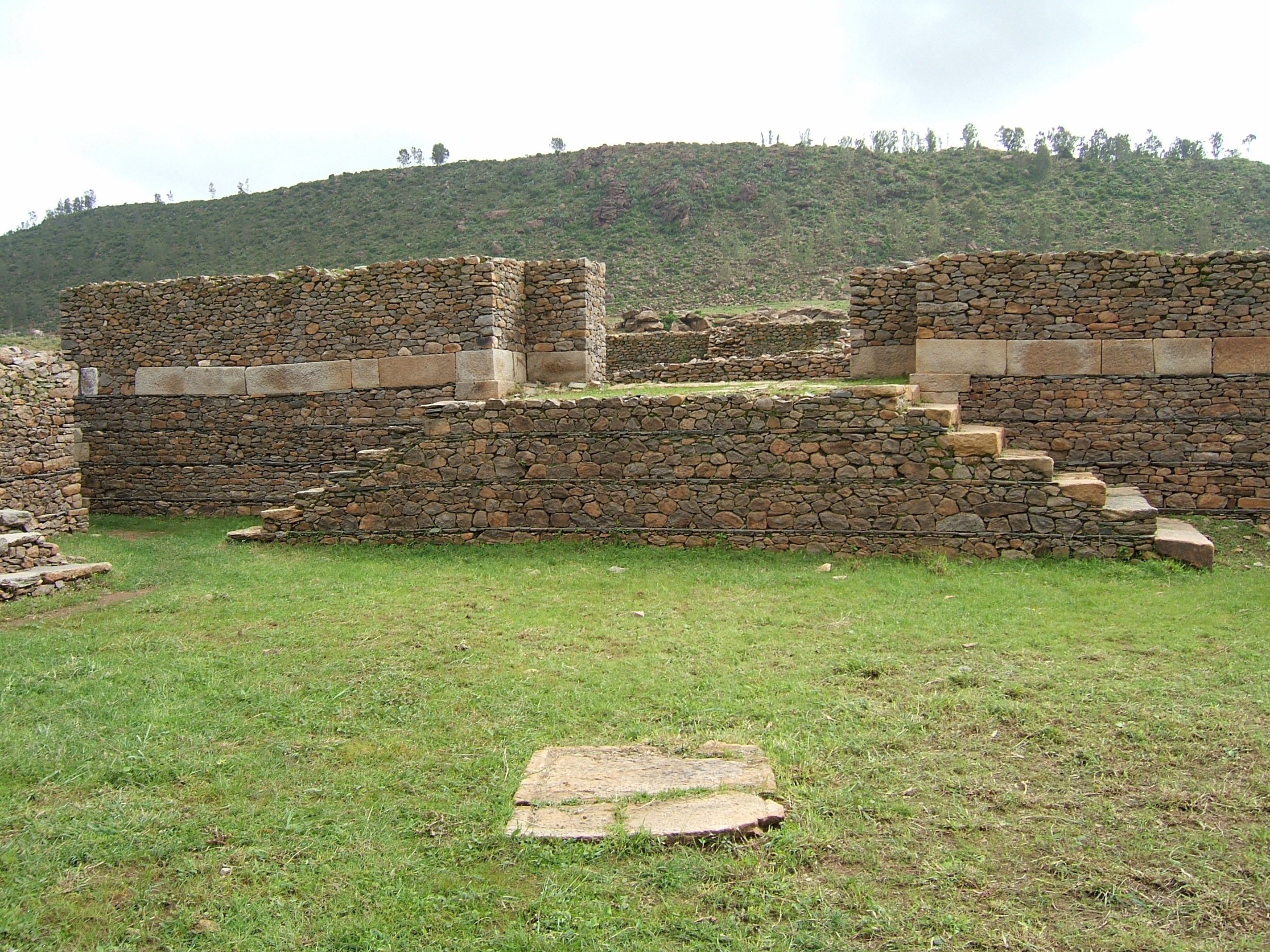 Ruins_in_Aksum,_Ethiopia.jpg