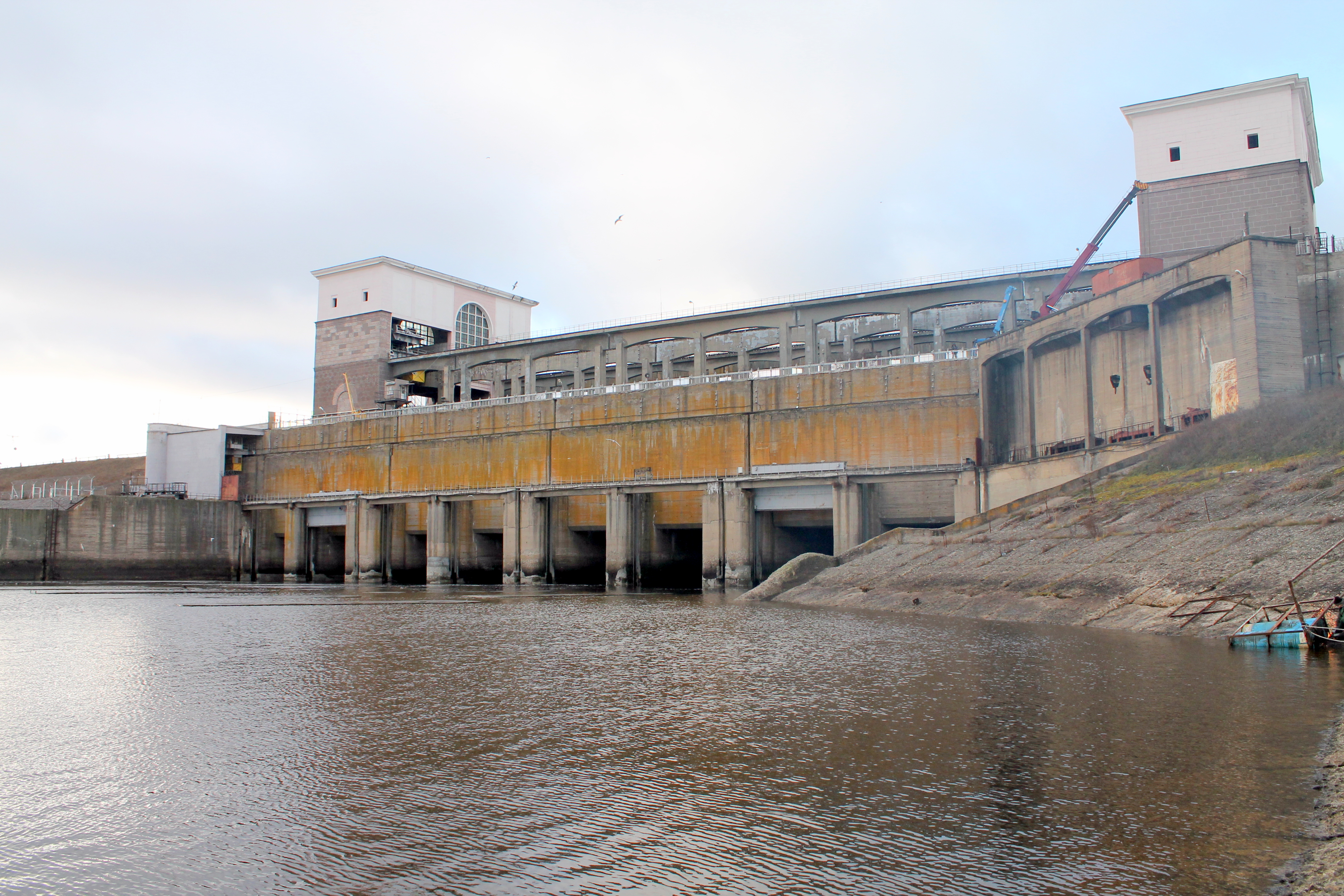 Русгидро уровень воды в рыбинском водохранилище. Рыбинская ГЭС Рыбинск. Рыбинская ГЭС плотина. Рыбинская ГЭС, Каскад Верхневолжских ГЭС, Рыбинск. Рыбинское водохранилище ГЭС.