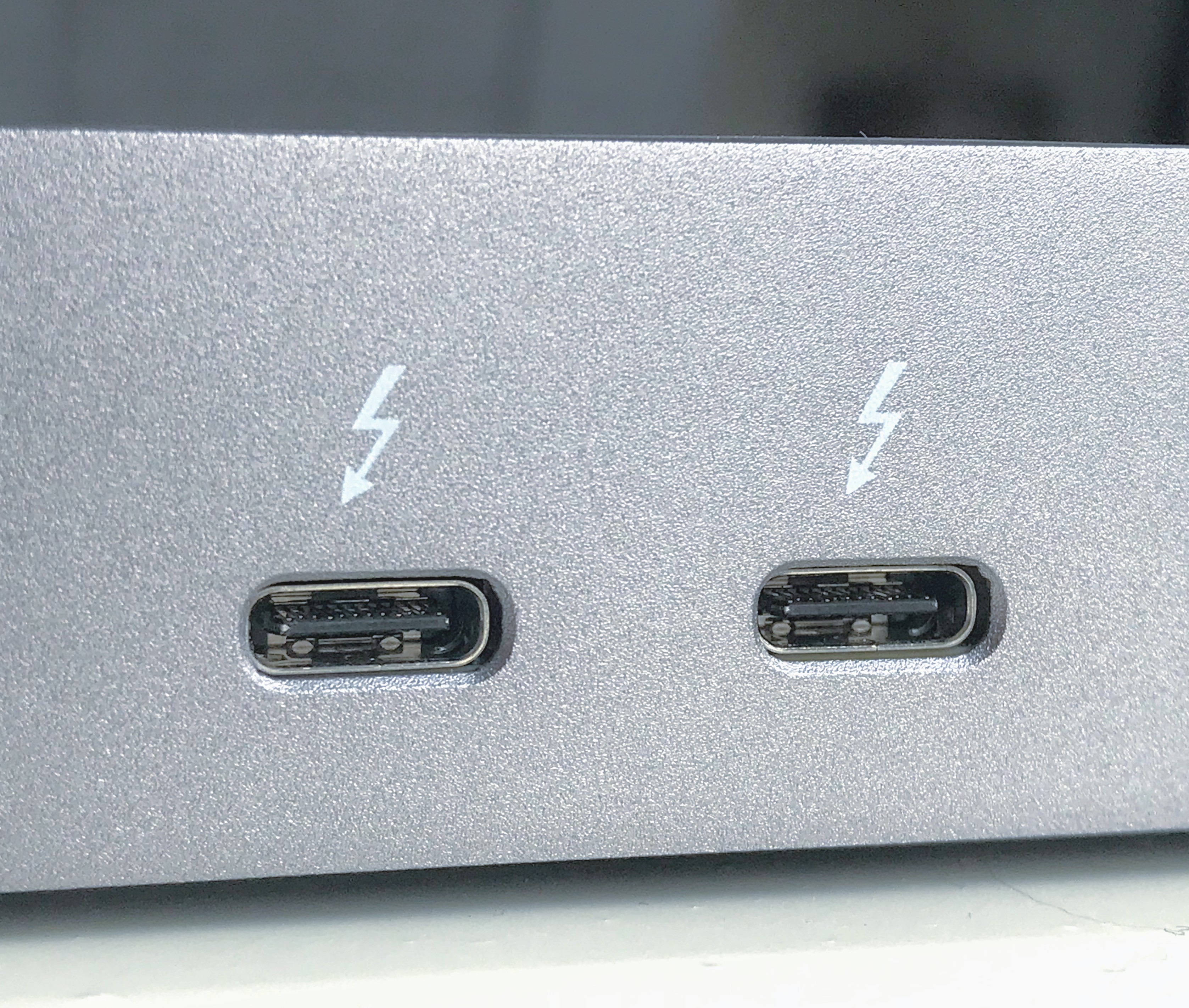 File:Thunderbolt 3 interface USB-C ports.jpg - Wikimedia Commons