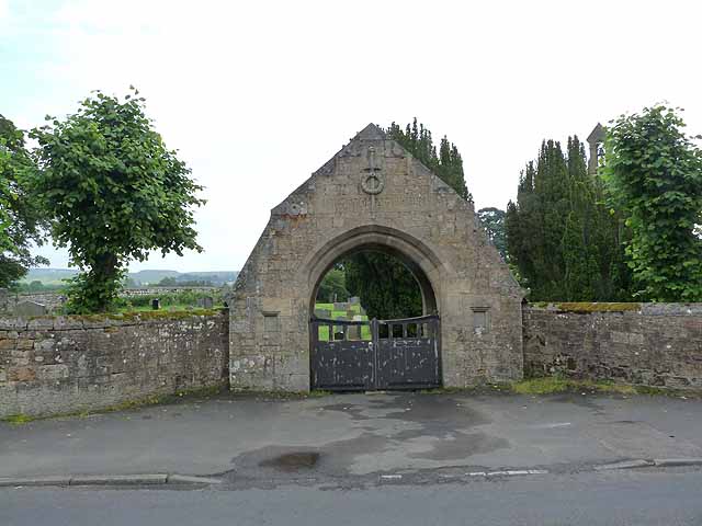 File:War Memorial Gates - geograph.org.uk - 3026453.jpg