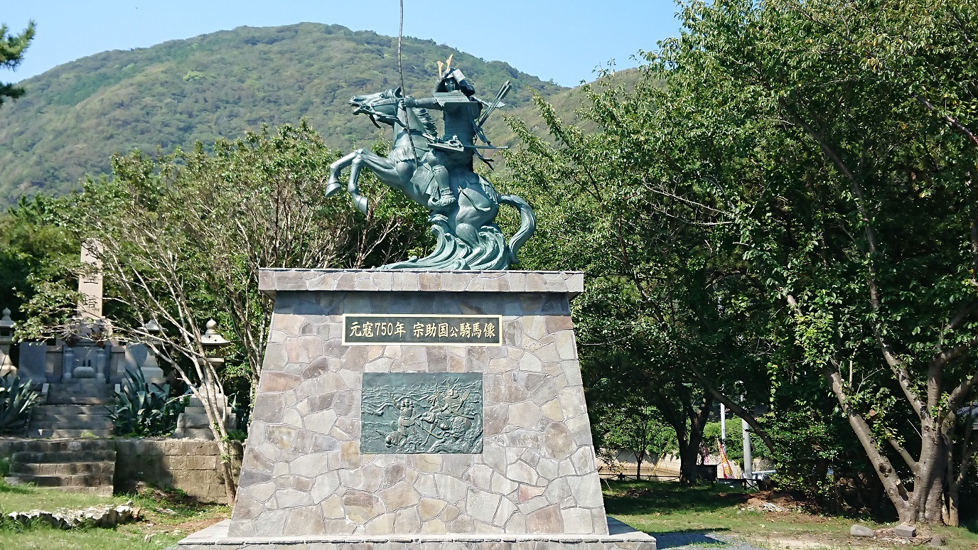 750th Anniversary Statue of Soh Sukekuni in Komodahama, Tsushima.jpg