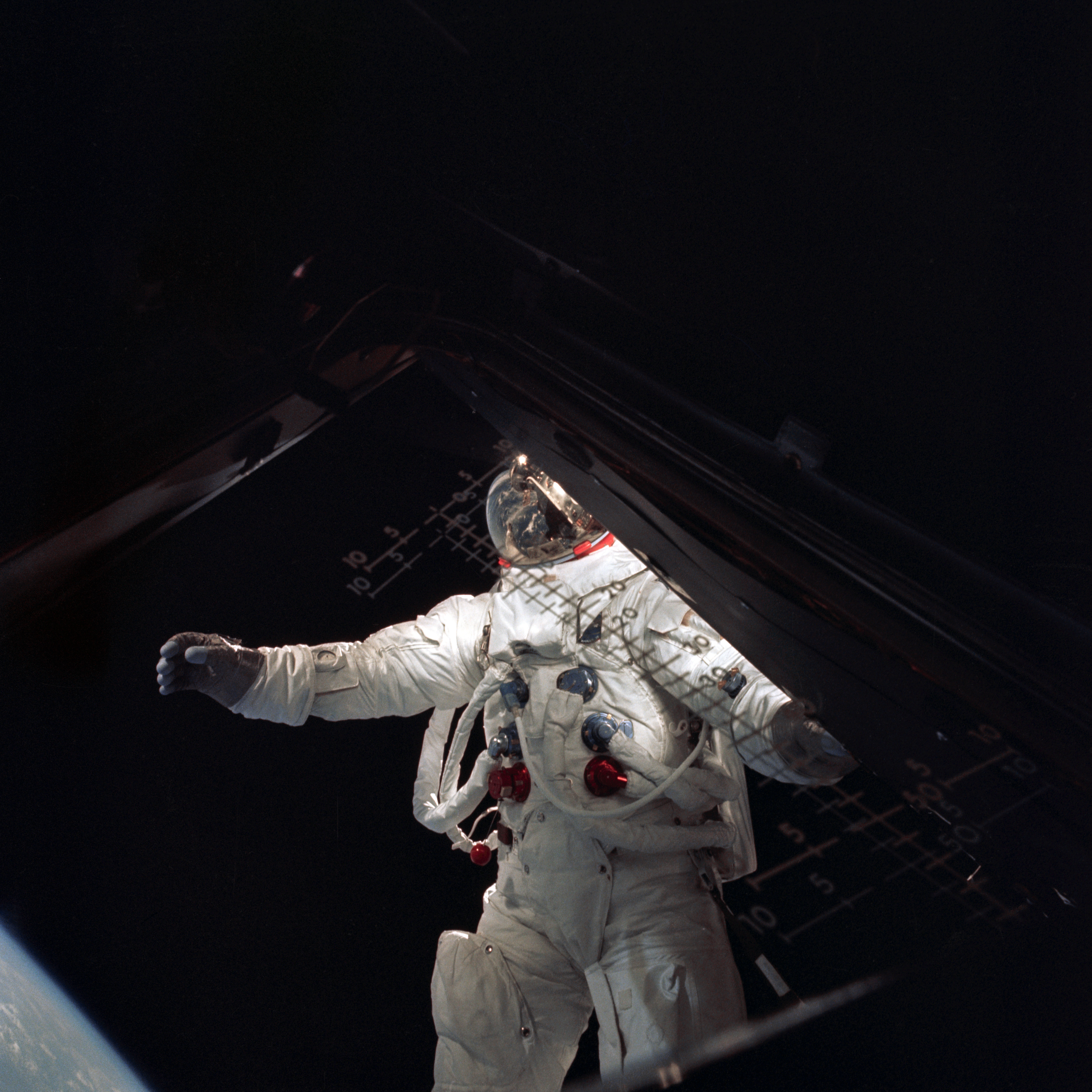 Астронавт 9 букв. Рассел Швайкарт. Аполлон 9. Аполлон выход в открытый космос. Аполло выход в открытый космос.