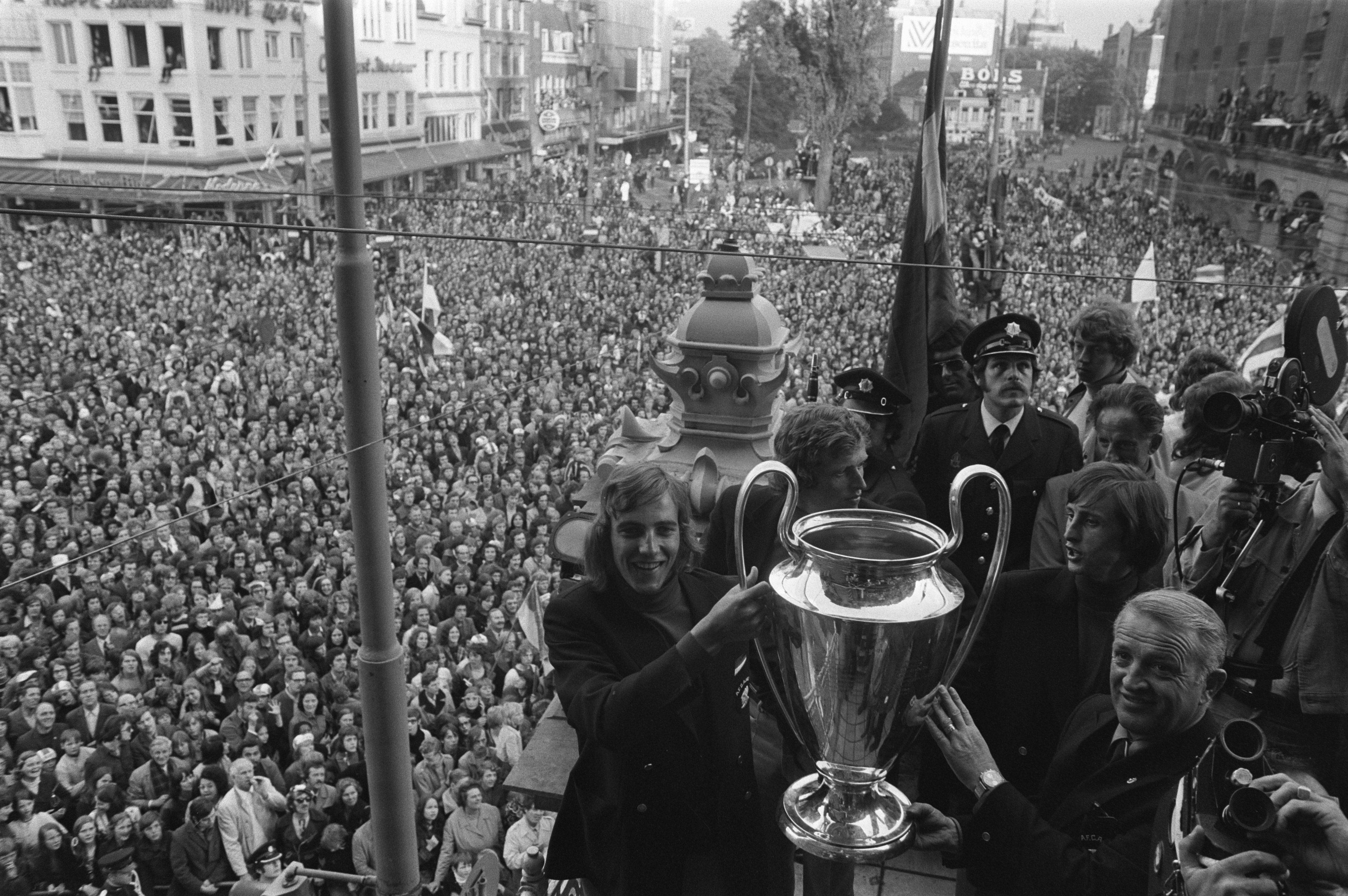 File:Ajax-spelers en burgemeester Ivo Samkalden met de cup tijdens de huldiging, Bestanddeelnr 925-6410.jpg - Wikimedia Commons