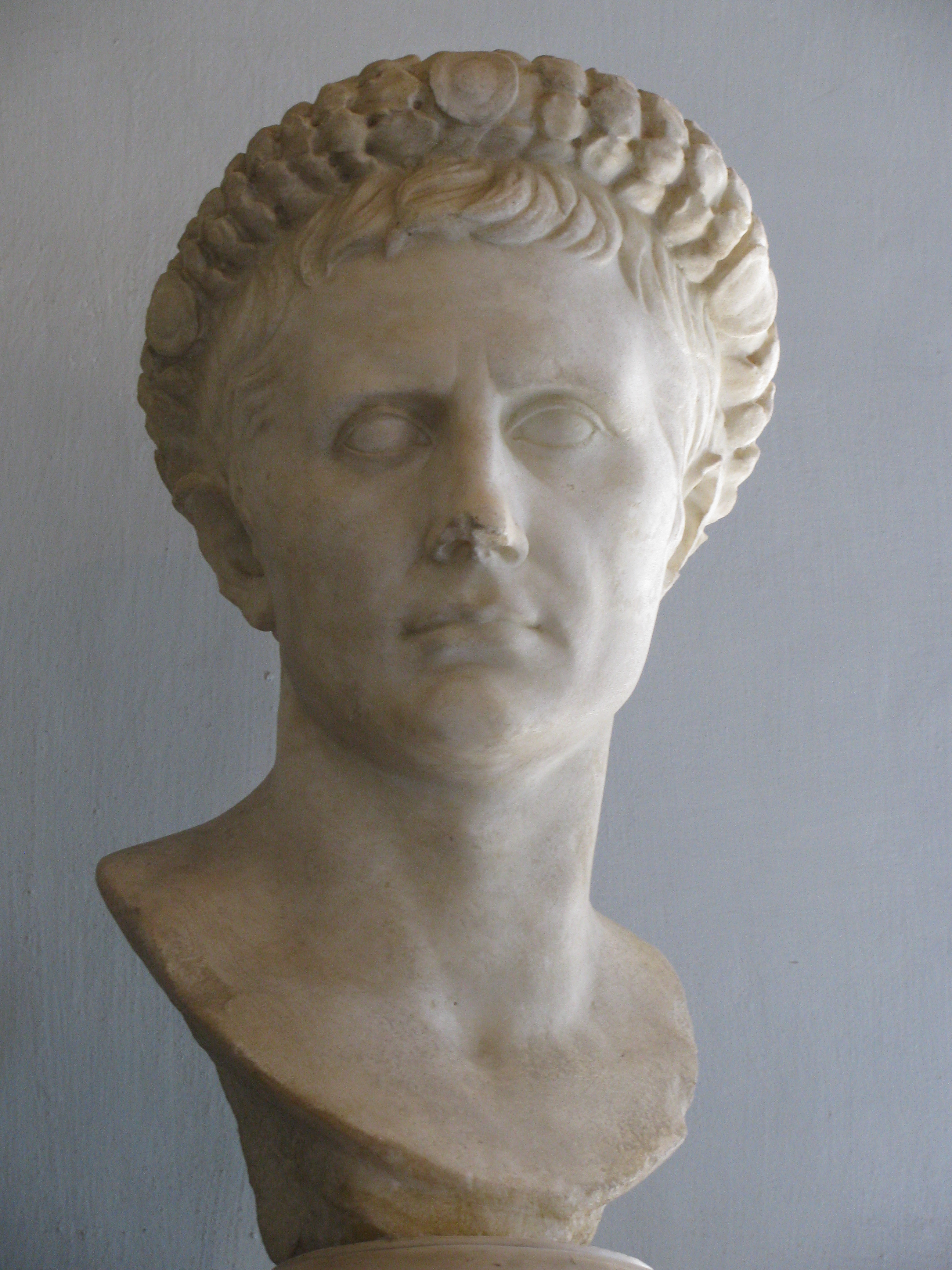Augustus 2.6. Октавиан август бюст. Октавиан август портрет.
