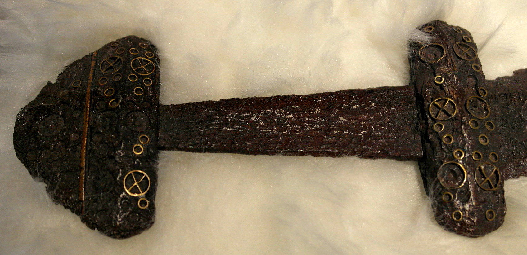 Ondergeschikt hoesten Bedankt File:Bewerkt heft van ijzeren zwaard uit de Vikingentijd (750-850),  opgevist uit de Maas bij Den Bosch, Rijksmuseum van Oudheden, Leiden.JPG -  Wikimedia Commons