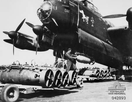 File:Bombing up 463 Squadron RAAF Lancaster at Waddington WWII 042893.jpg