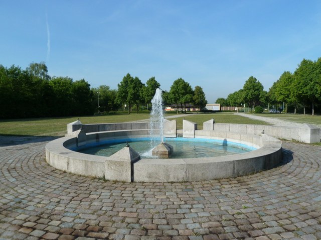 File:Brunnen im Gattschina-Park - geo.hlipp.de - 18905.jpg