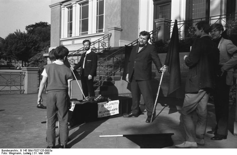 File:Bundesarchiv B 145 Bild-F027125-0003a, Bonn, Demonstration im Hofgarten.jpg