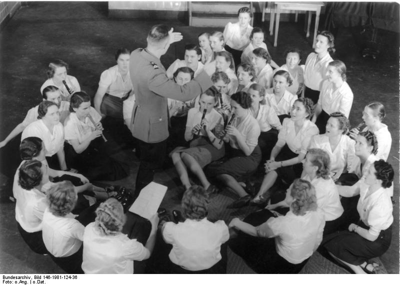File:Bundesarchiv Bild 146-1981-124-36, Singende Arbeiterinnen in Feierstunde.jpg