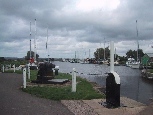 File:Canal Basin above the Turf Lock - geograph.org.uk - 957969.jpg