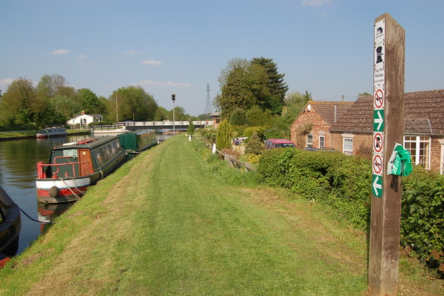 Canal tow path near Fretherne Bridge - geograph.org.uk - 792907