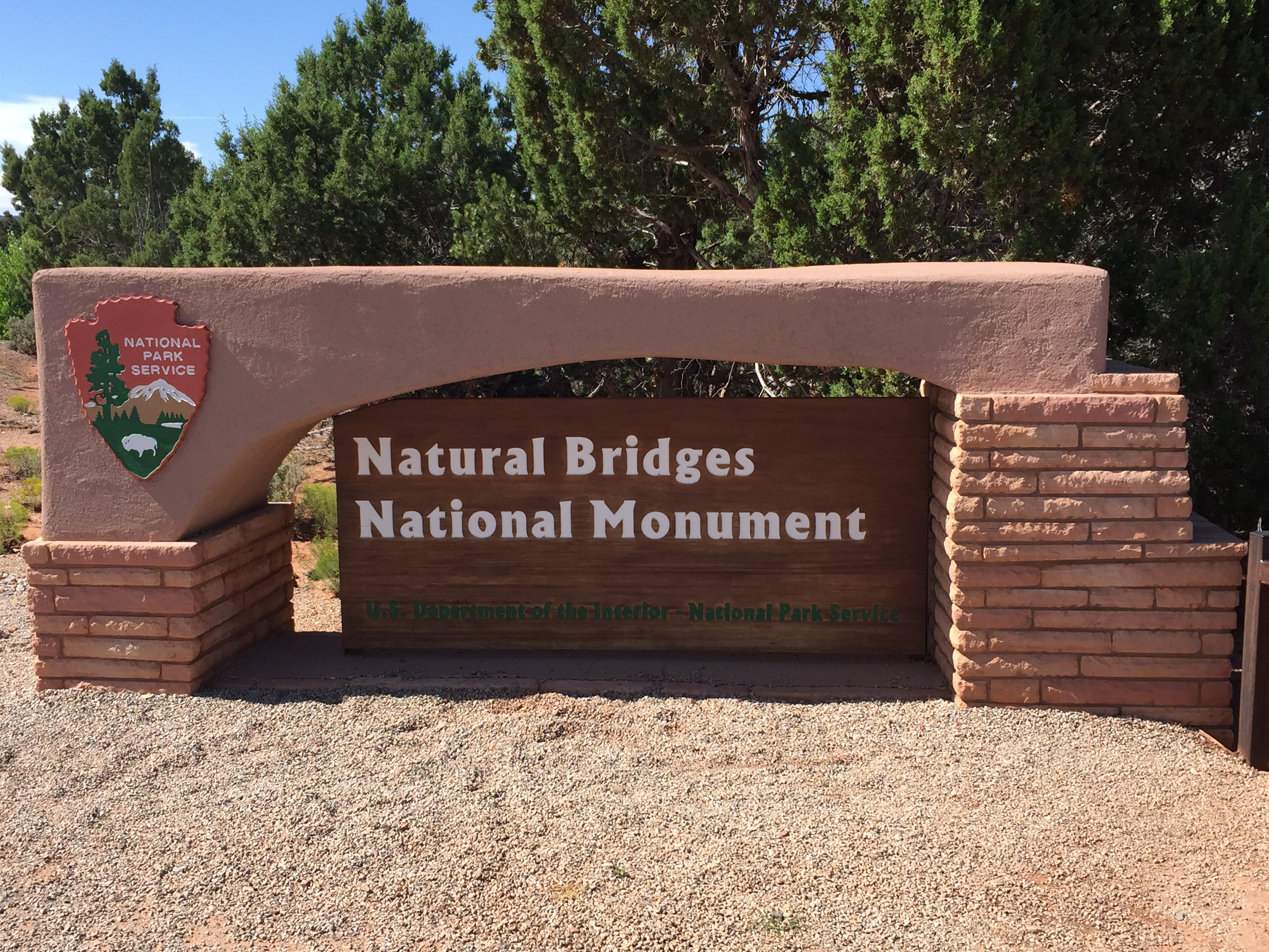 Памятник перевод на английский. National Park entrance. National Monument. Natural Monuments.