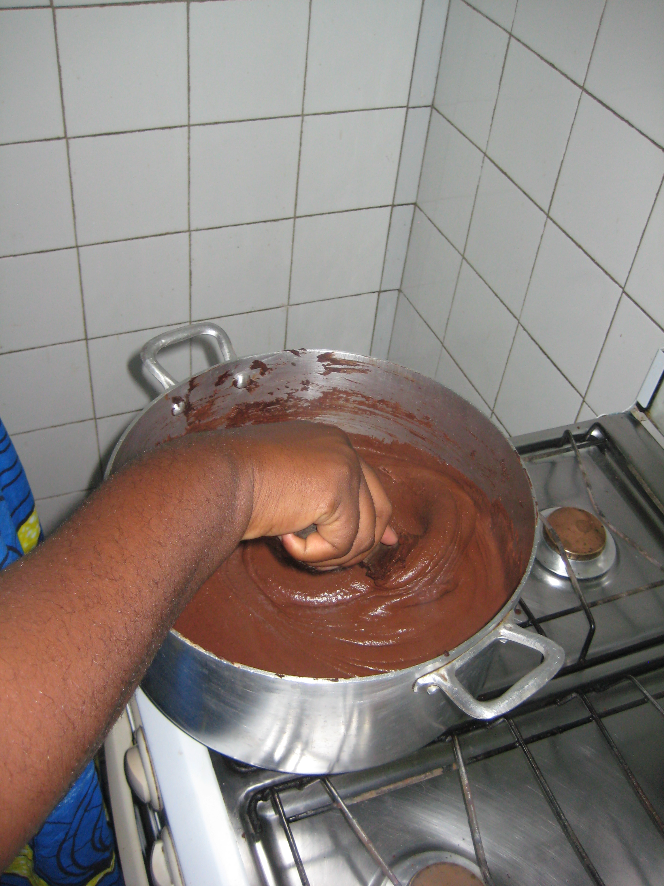 File:Fabrication artisanale du chocolat liquide à Tayap.jpg