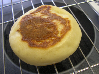 File:Flickr jspatchwork 146937146--Making English muffins 03.jpg