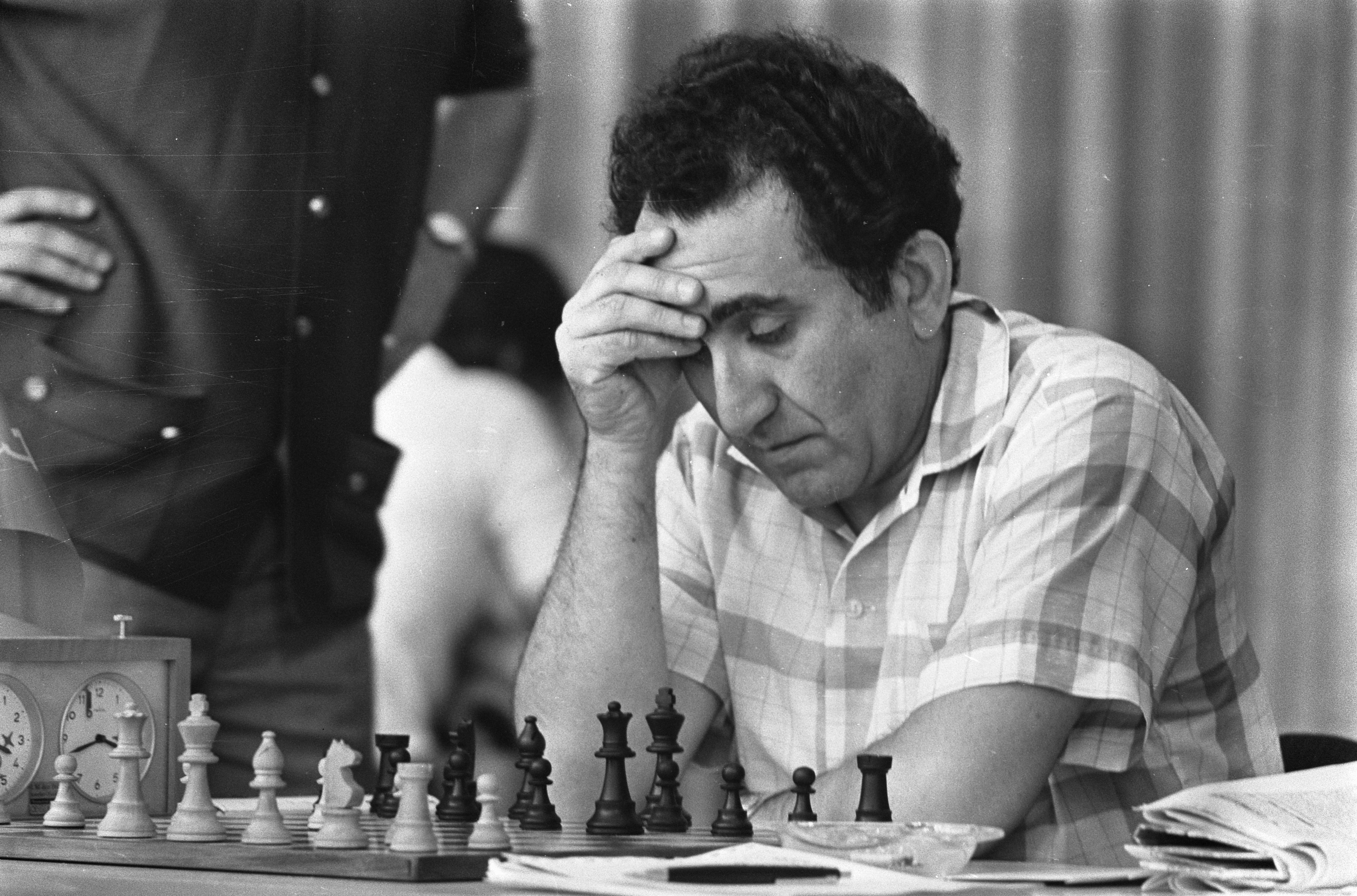 Mikhail Tal vs Tigran Petrosian, USSR Championship 1977,Tamil chess  channel,best chess games tamil 