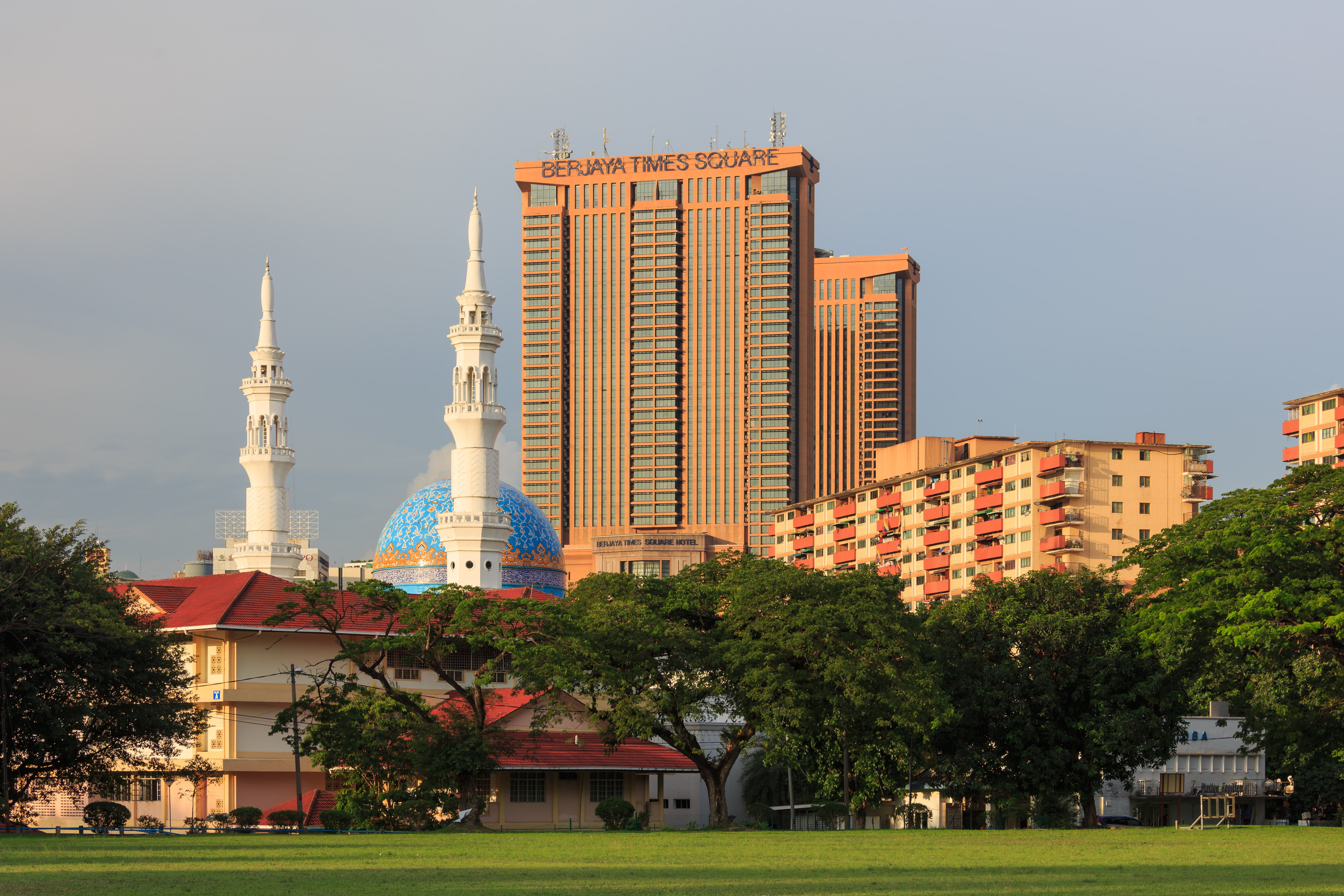 Спб малайзия. Мечеть Куала Лумпур. Куала Лумпур город правительства. Малайзия Куала Лумпур спальные районы.