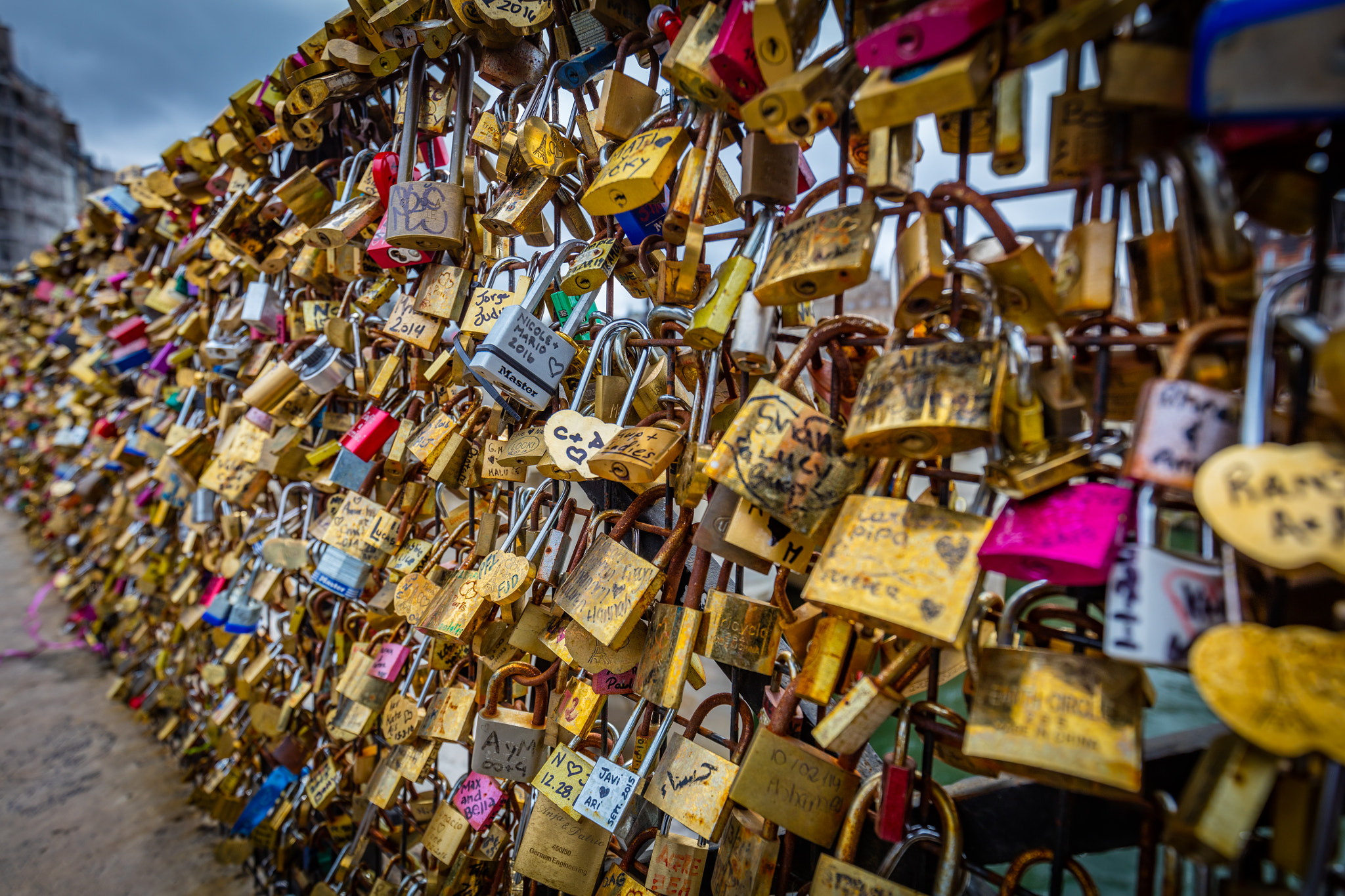 File:Love locks @ Pont Neuf @ Seine @ Paris (33394156404).jpg - Wikimedia  Commons
