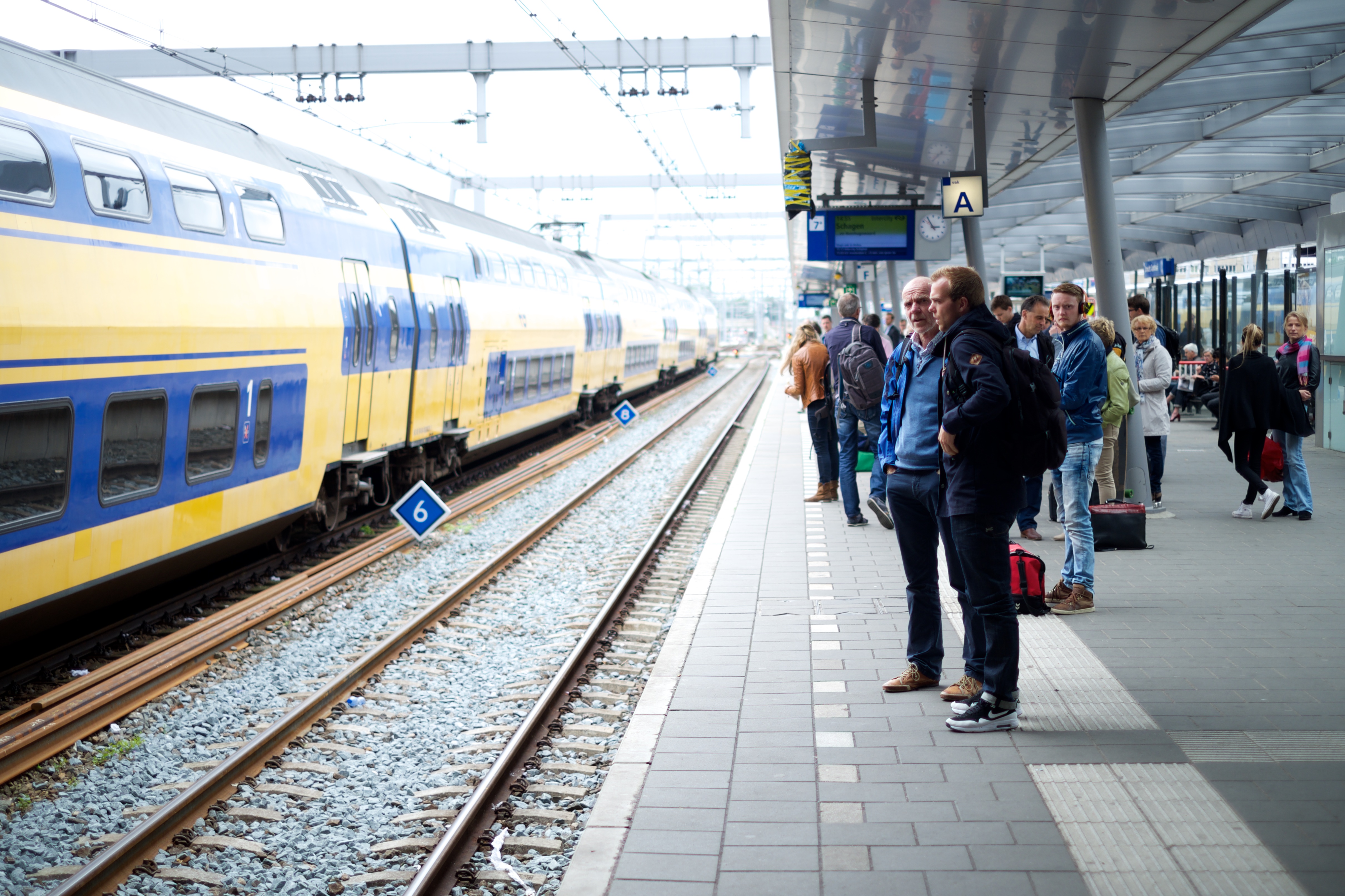 Поезд туда. Перрон. Utrecht Eindhoven by Train. Перрон 9 3\4 новый год. Перрон что за болезнь.