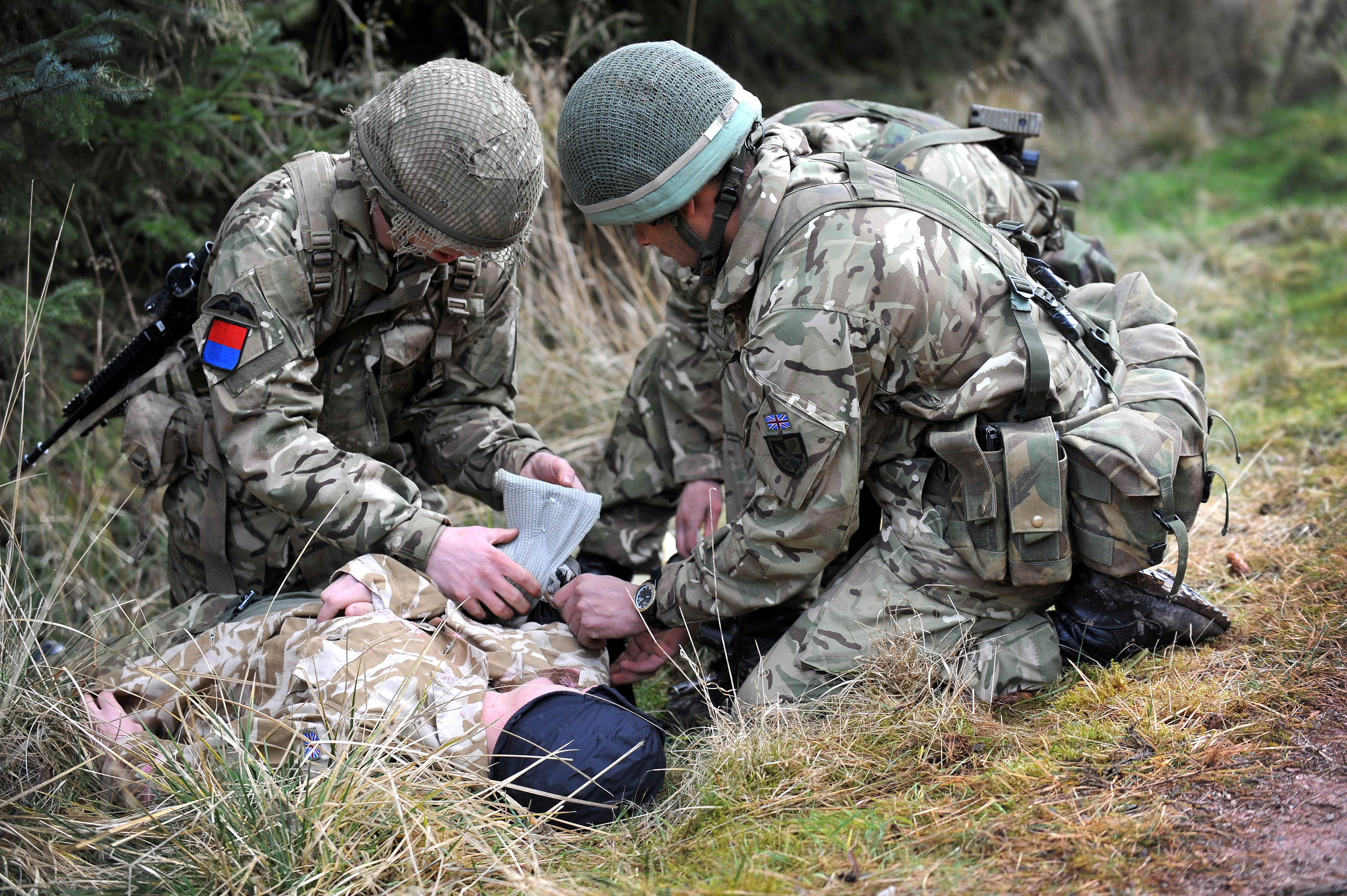 Soldiers_Giving_a_Casualty_First_Aid_MOD