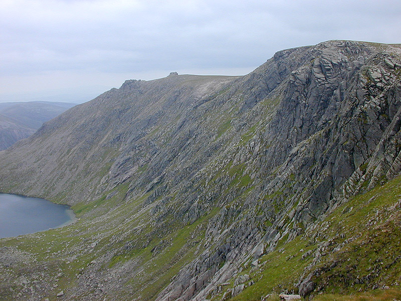 File:The northern cliffs of A' Chioch - geograph.org.uk - 493724.jpg