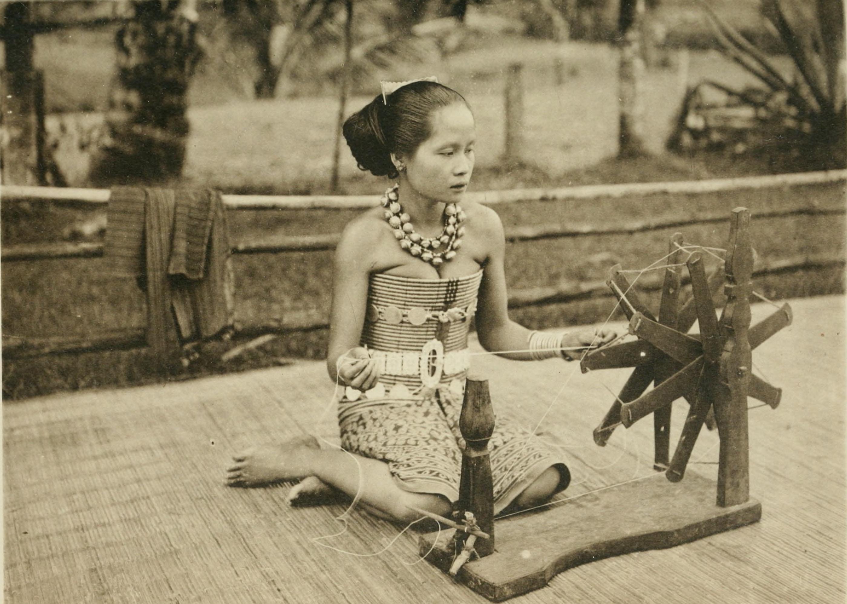 Girl span. Даяки девушки. Прялка Дженни. Borneo 1900.