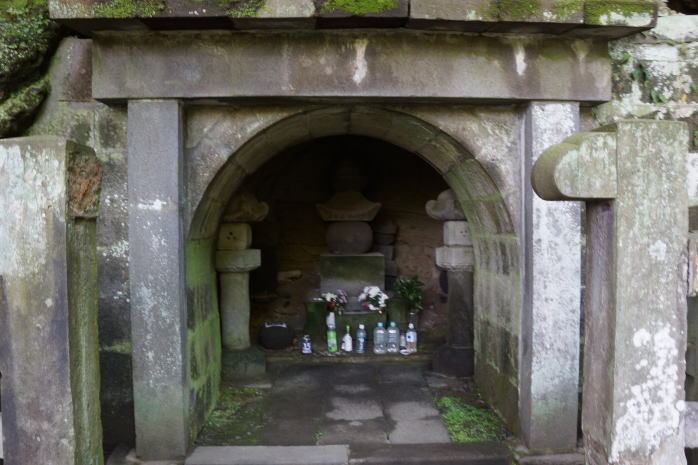 File:Tomb of Mori Suemitsu.jpg