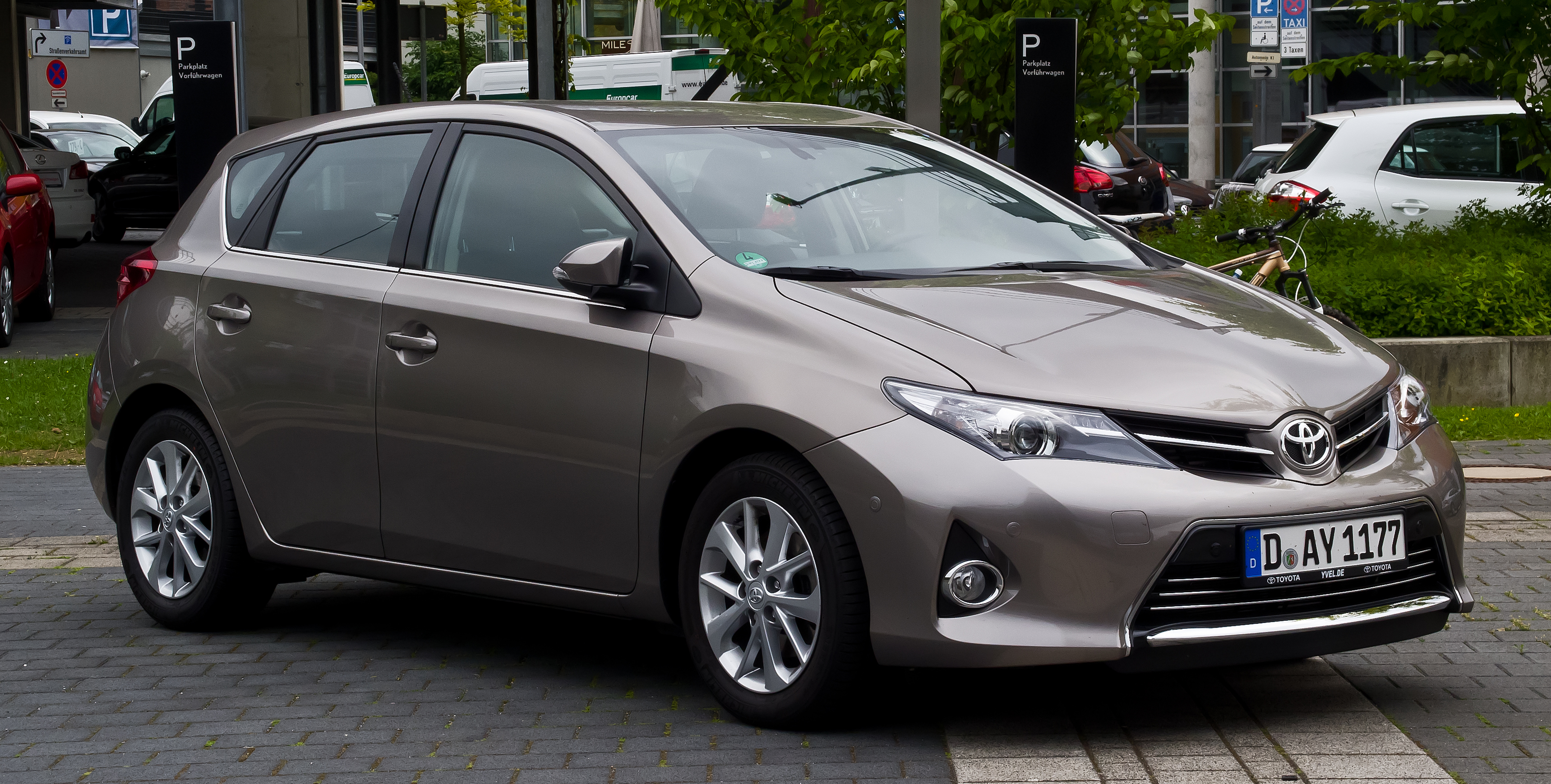 Toyota_Auris_2.0_D-4D_Executive_(II)_%E2%80%93_Frontansicht,_1._Juni_2013,_D%C3%BCsseldorf.jpg