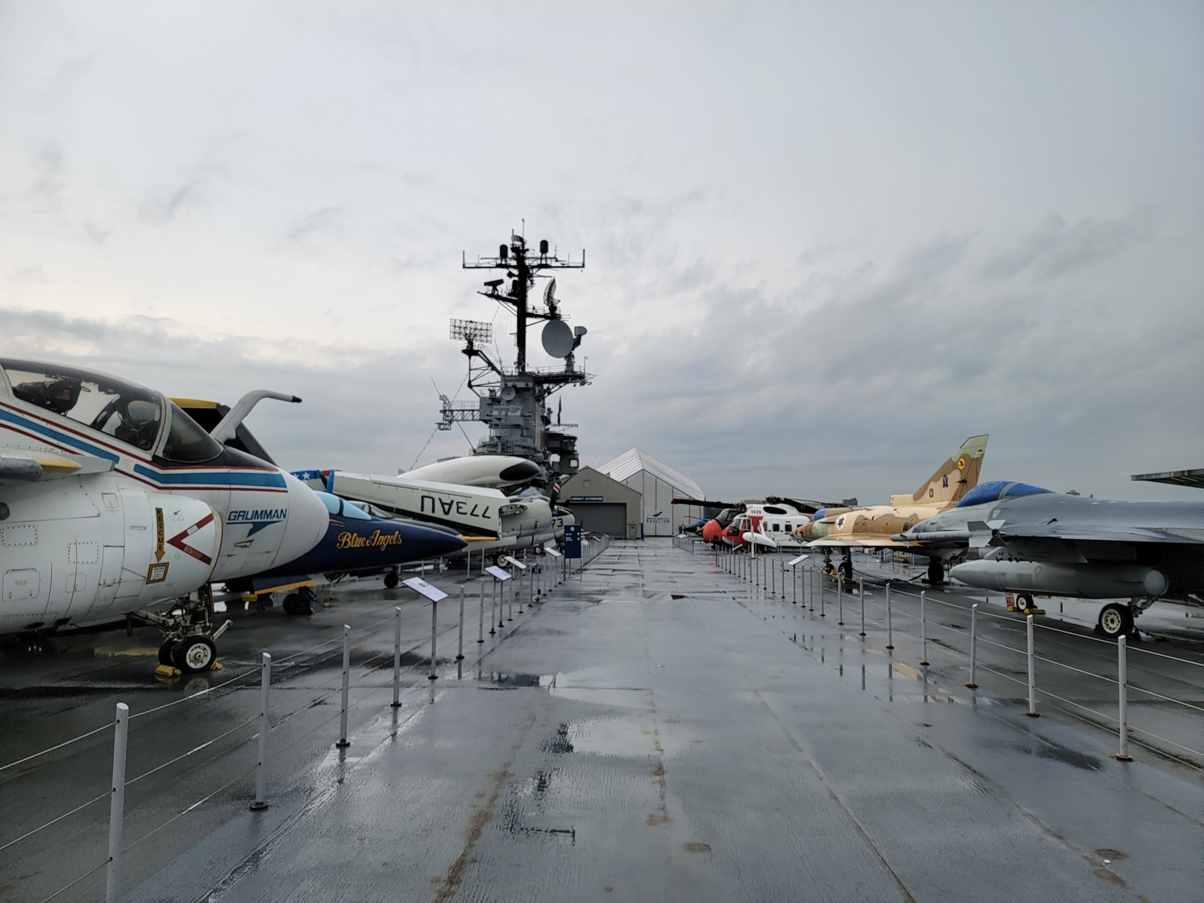 Intrepid Sea, Air & Space Museum с высоты. Goleta Air & Space Muzeum.