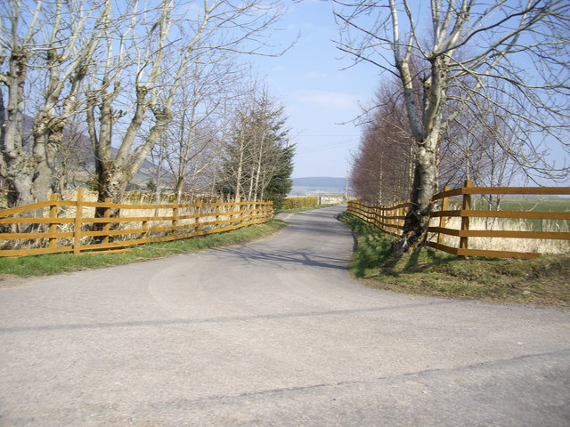 File:Access road to Castlehill - geograph.org.uk - 1238444.jpg