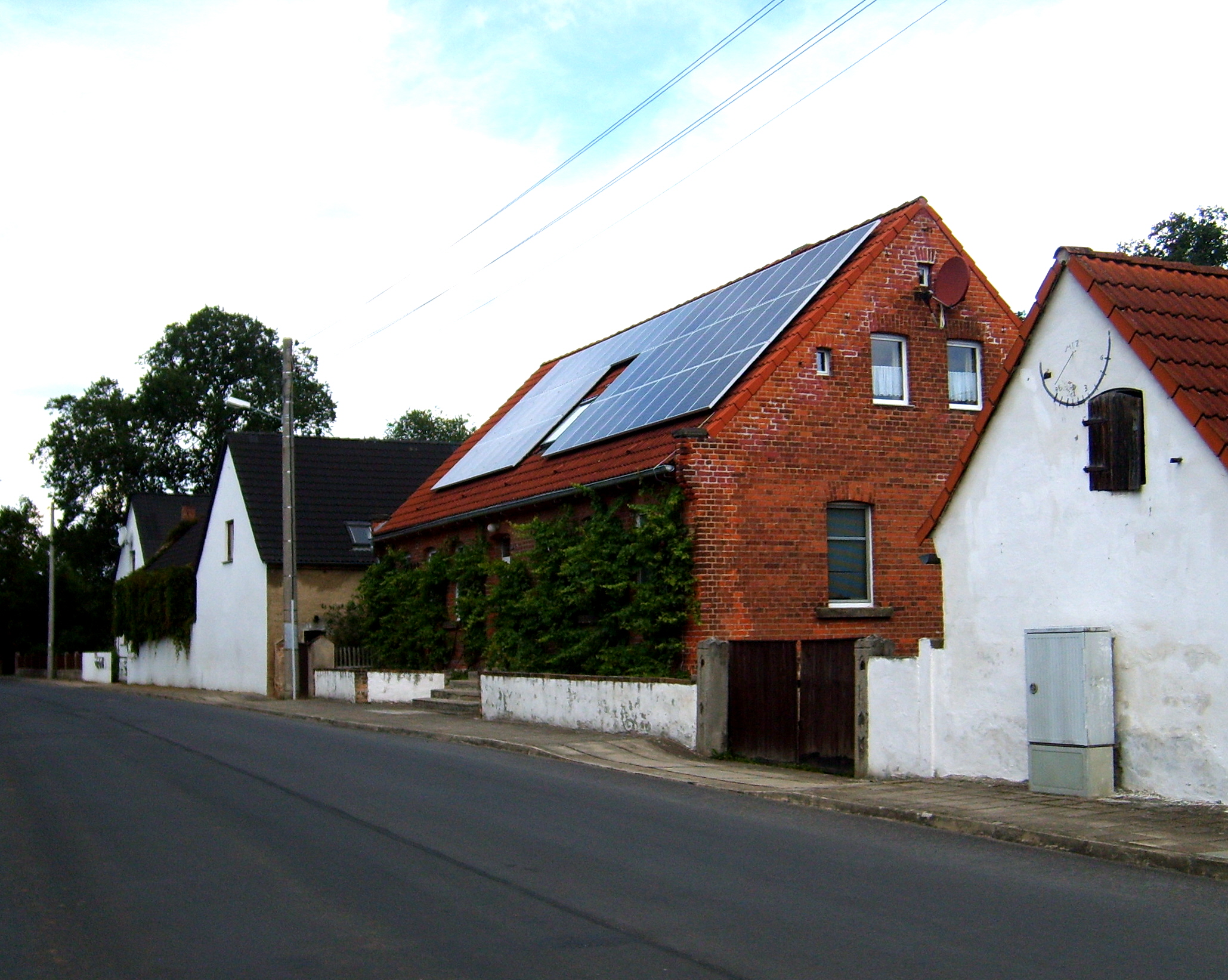 Wirkungsstätte und Wohnhaus – die 1861 erbaute Schule von [[Würdenhain