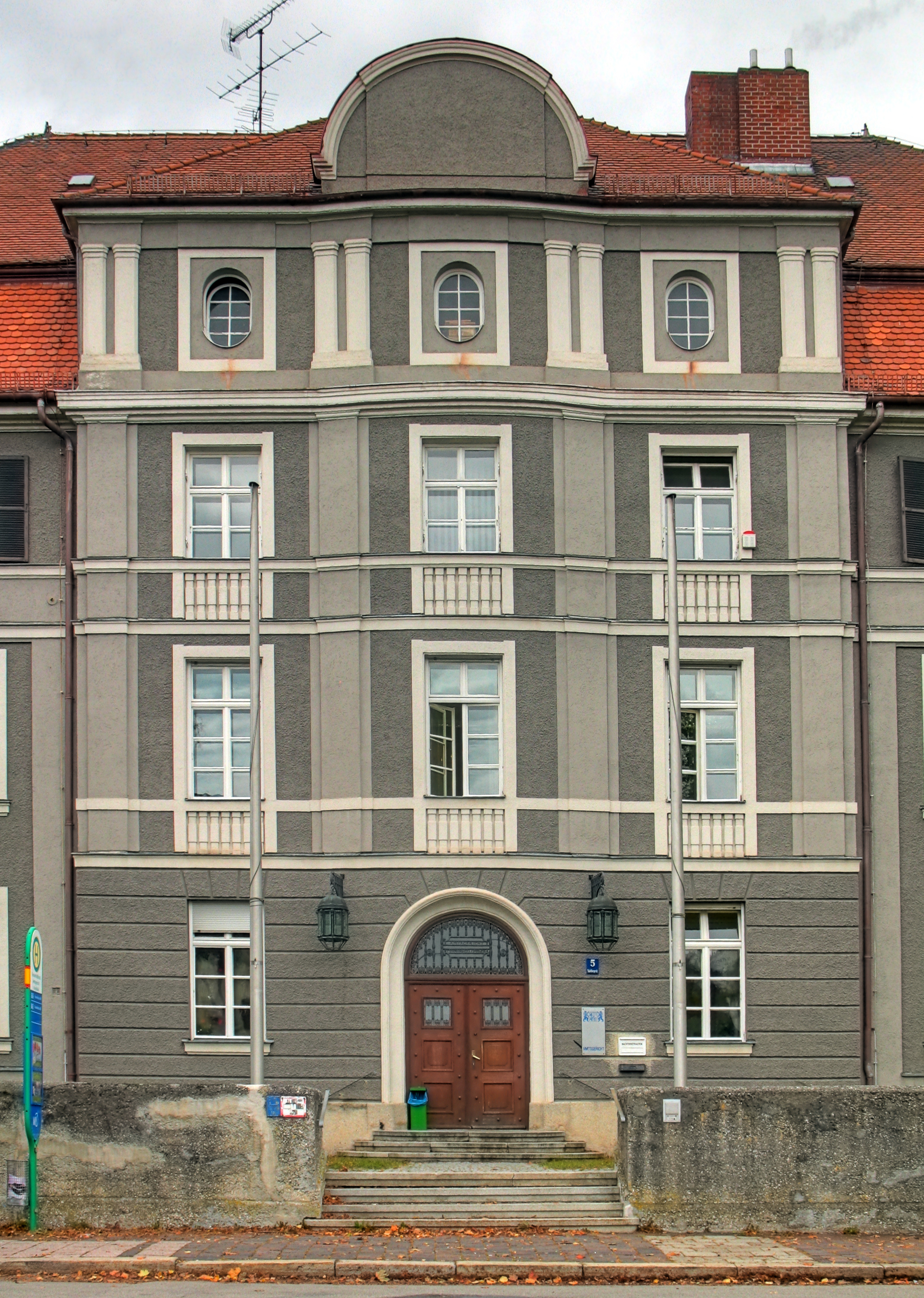 Deutschland, Bayern, Fürstenfeldbruck, Amtsgericht in der Stadelbergerstraße, Tonemapped HDR-Aufnahm...