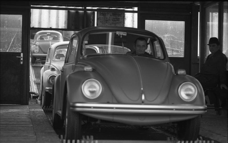 File:Bundesarchiv B 145 Bild-F038789-0010A, Wolfsburg, VW Autowerk, Käfer.jpg