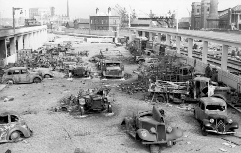 File:Bundesarchiv Bild 101I-383-0337-21A, Frankreich, Calais, zerstörte Autos am Bahnhof(-).jpg