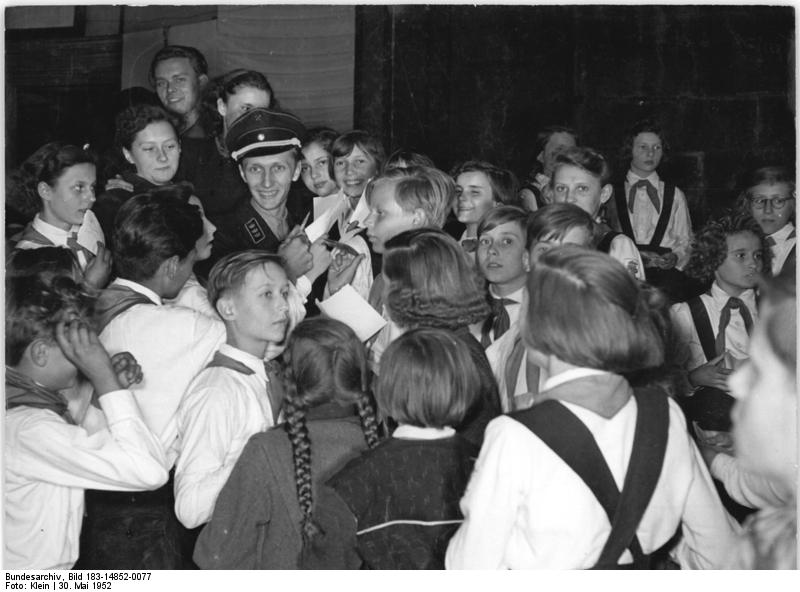 File:Bundesarchiv Bild 183-14852-0077, Bergarbeiter im Bergmannskittel umgeben von Jungen Pionieren.jpg