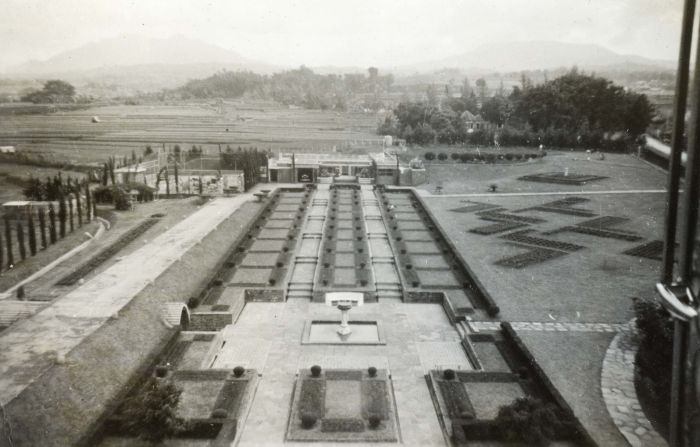 File:COLLECTIE TROPENMUSEUM De tuin achter Villa Isola aan de Lembangweg bij Bandoeng TMnr 60051020.jpg