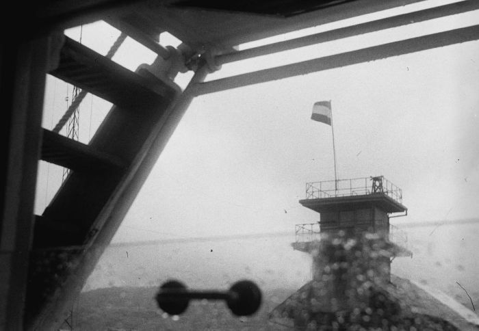 File:COLLECTIE TROPENMUSEUM Nederlandse vlag op de top van een loods in de haven van Amboina TMnr 10029947.jpg