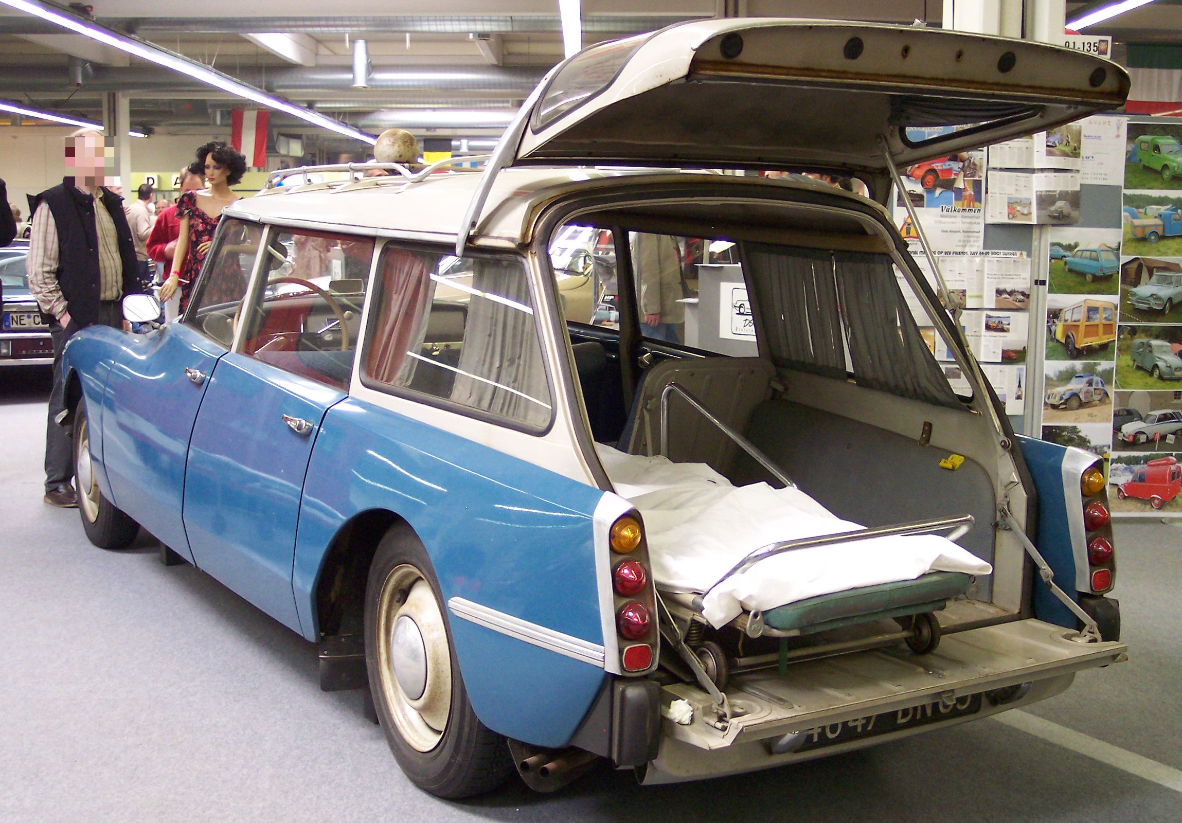 [Imagen: Citroen_DS_Break_Ambulance_bicolor_hl_TCE.jpg]